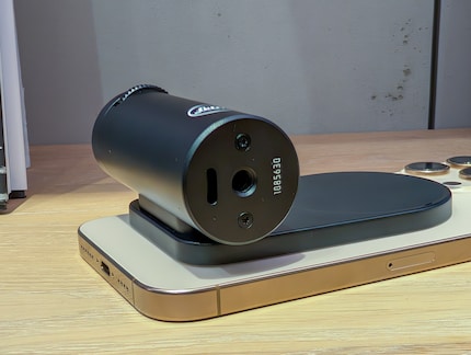 USB-Anschluss und Stativgewinde.