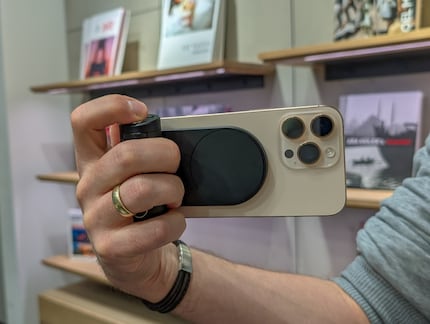 Dank MagSafe gelingt der Wechsel ins Querformat spielend leicht.