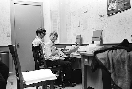 Bill Gates und Paul Allen erzielen mit Microsoft bereits im ersten Jahr Profit.