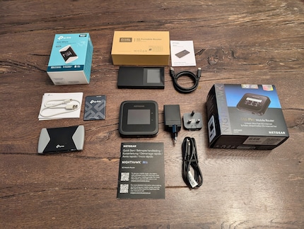 I tre modelli con tutti gli accessori. Netgear è l'unico produttore a fornire un caricabatterie.