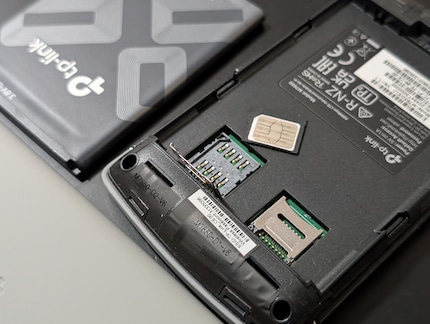Il TP-Link ricorda un cellulare degli anni 2000, con il suo coperchio posteriore economico e l'adattatore per la scheda SIM.