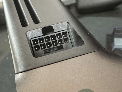 Es fällt auf, dass es nur bei einem Pin zum Schmelzen gekommen ist.