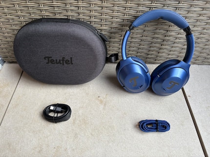 You can also listen to music via the supplied jack connection.