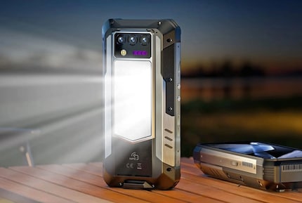 Das Smartphone ist auch gleich eine helle Camping-Lampe.