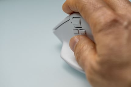 Le repose-pouce de la Keychron M6 4K est super bien placé.