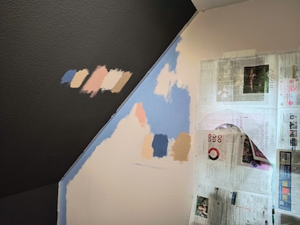 Il blu ai bordi è il blu orizzonte spento. Alla fine ha vinto la combinazione blu e beige all'estrema sinistra e al centro.