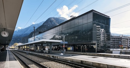 Für viele die erste Haltestelle im Wallis – der Bahnhof Visp.