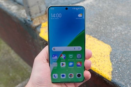 Dünne Ränder um das Display helfen dabei, das Xiaomi 15 handlich zu machen.