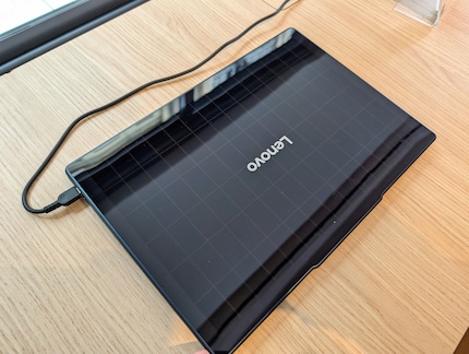 Si vous regardez attentivement, vous verrez les cellules solaires sur le dessus de l'ordinateur portable.