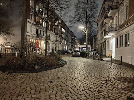 Bei Dunkelheit liefert die Hauptkamera eine hohe Detailgenauigkeit, fängt die Atmosphäre der Nacht aber nicht auf.