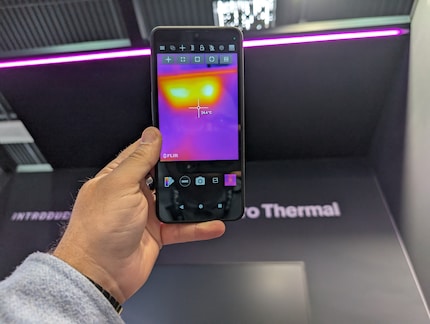 Mit der Thermalkamera entdecke ich eine (vorher versteckte) Wärmequelle in der Reisedecke.