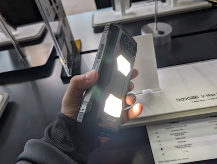 Das Doogee V-Max ist auch eine Campinglampe.