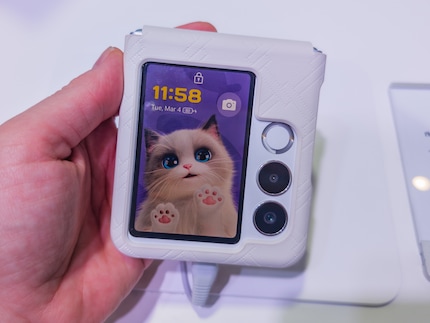 Das Nubia Flip 2 in eleganter Hülle. Die Katze ist einfach niedlich.