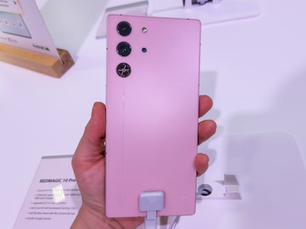 Ich mag das schimmernde Rosa genauso gern wie die Kombination einer kantigen Hülle damit.