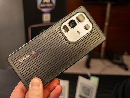 Die Smartphone-Hülle mit Solarzellen.