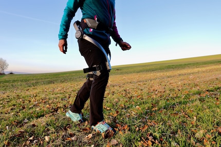 Mit wenigen Handgriffen ist das Exoskelett angelegt und gibt extra Power beim E-Wandern.