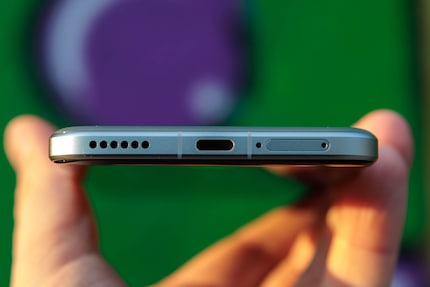 Das Honor Magic7 Pro lädt über USB-C schneller als sein Vorgänger.