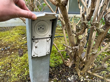 Exemple de prise extérieure avec protection selon l’ancien standard, trouvée dans la cour intérieure de l’immeuble de bureaux Pfingstweidpark à Zurich. Depuis l’entrée en vigueur de la norme SN 441011, il ne s’agit plus que d’une prise IP21.