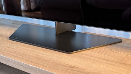 La base centrata è stabile e bella piatta. La mia soundbar ci sta sopra senza sporgere nell'immagine.