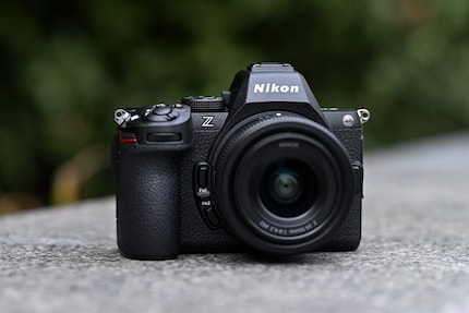 La Nikon Z5II misura 134 × 100,5 × 72 mm e pesa 700 grammi.