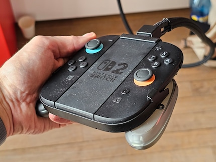 Die Joy Cons im Charging Grip.