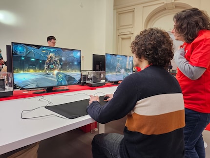 Phil ballert mit den Joy Cons.