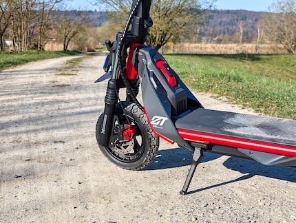 Le Segway dispose d’un marchepied large et haut et de suspensions solides.