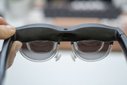 Le capteur de lumière ambiante et les microphones se trouvent en haut au milieu des lunettes. Le capteur de détection de port se situe sur la face interne.