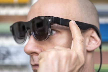 La bande tactile est censée permettre la commande manuelle des lunettes de réalité augmentée, mais ça ne fonctionne pas toujours.