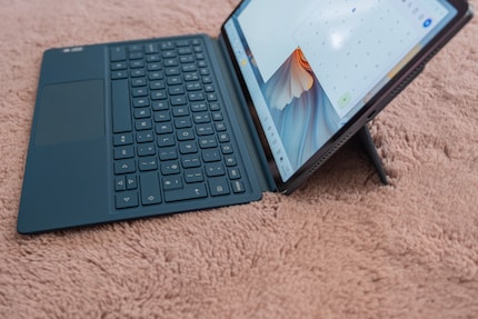 Die Kombination aus Tastatur und Standfuss wackelt je nach Untergrund etwas.