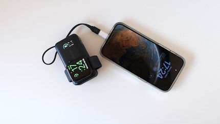 iPhone und Apple Watch nuckeln gemeinsam an der MagGo.