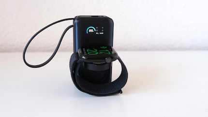 Die Powerbank steht, die Watch lädt.