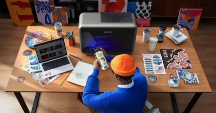 Si possono stampare plastica, vetro, metallo e persino pelle.