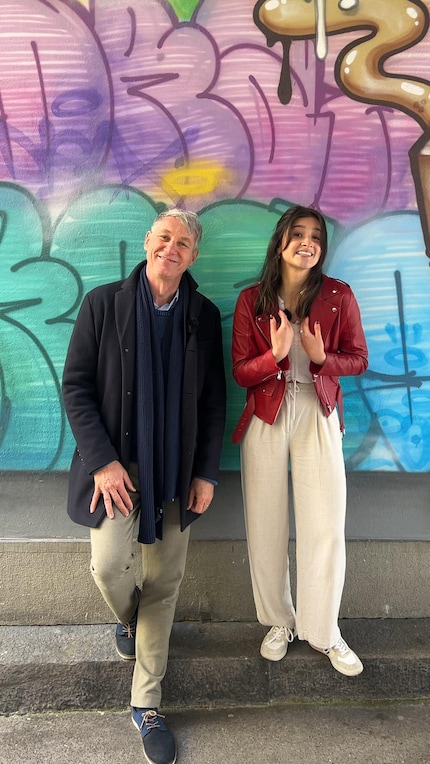 Franz Fischlin e la conduttrice di YouMedia Jenny Kitzka - naturalmente fotografati in formato ritratto alla moda.