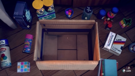 Swanns Zimmer ist eine wahre Fundgrube an Erinnerungsstücken der 90er Jahre. Hier packt sie gerade für ihren Umzug.