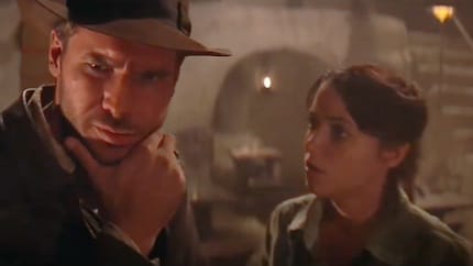 Marion est furieuse de sa liaison et frappe Indy au visage - mais se laisse tout de même aller à lui un peu plus tard.