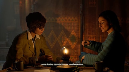 Gina discute avec son alliée Nawal à Gizeh. Indy n'est qu'un accessoire en arrière-plan.