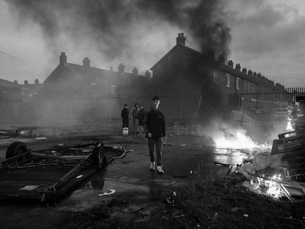 Giovani danno fuoco alla degradata Roden Street a Belfast.