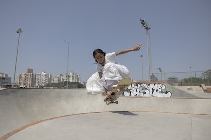 Shradda Gaikwad (18 anni), campionessa nazionale indiana, si esibisce in un «Fly out Indy Grab».