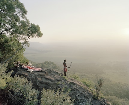 Nei parchi nazionali del Kenya, i turisti possono osservare comodamente gli animali selvatici nel loro habitat naturale. Gli animali diventano intrattenitori, per così dire, in un nostalgico mondo di storie.