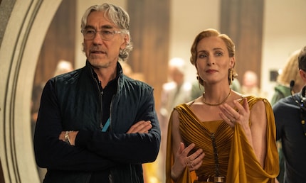 Autor und Showrunner Tony Gilroy (links) ist nicht nur der Mann, der womöglich «Rogue One» gerettet hat, sondern mit «Andor» den besten Beitrag geleistet hat, den das «Star Wars»-Universum je gesehen hat.