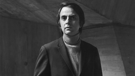 Carl Sagan (1934-1996) è stato l'uomo che ci ha insegnato a guardare le stelle – non per sentirci piccoli, ma per renderci conto di quanto sia prezioso tutto ciò che abbiamo.