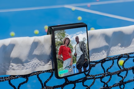 With its hinge, the folding smartphone can be set up in a variety of ways.