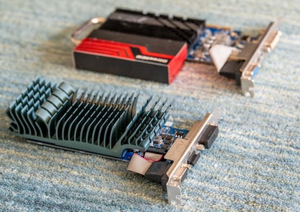 Mit der GT 710 (vorne) gibt es immerhin 4K.