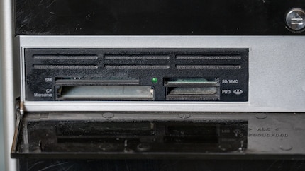 Die alte CF-Karte der Canon PowerShot G1 passt hier rein.