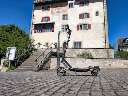 La voie pavée cahoteuse devant le château de Greifensee.