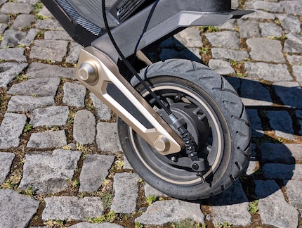 Les amortisseurs sur les roues compensent toutes les irrégularités du terrain.