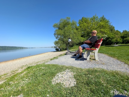 Je profite rapidement de la vue sur le lac.
