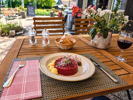 Repas de midi au restaurant Zum Hutmacher : le steak tartare était excellent.