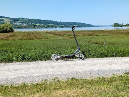 Après 20 kilomètres par monts et par vaux, la trottinette a besoin d’être nettoyée.